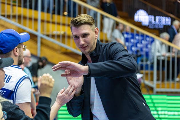 Florian Flabb, head coach of the HAKRO Merlins Crailsheim, celebrates by high-fiving fans after the game, GER, HAKRO Merlins Crailsheim vs. Tigers Tübingen, Basketball, 2nd Basketball Bundesliga, Pro A, Matchday 2, 2026–2027 season, October 2, 2026, GER, HAKRO Merlins Crailsheim vs. Tigers Tübingen, Basketball, 2nd Basketball Bundesliga, Pro A, Matchday 2, 2026–2027 season, October 2, 2026, Ilshofen Copyright: xEibner-Pressefoto JanixPlessx EP_JPL