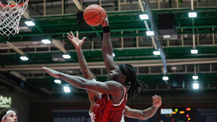 Pictured from left: Jeff Garrett Jr. of Telekom Baskets Bonn (No. 4) against Charles Thompson of Wuerzburg Baskets (No. 32) attempting a dunk on October 2, 2026, Fitness First Würzburg Baskets vs. Telekom Baskets Bonn, easyCredit BBL, Matchday 4, Germany, 97072, tectake Arena Würzburg, Copyright: HMBxMedia xJulienxBecker
