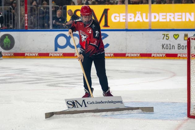 The Powerbreak is used to clean the ice surface: Cologne Sharks vs. EHC Red Bull Munich, ice hockey, Penny DEL, Matchday 5, 2026–2027 season, October 2, 2026, Cologne Sharks vs. EHC Red Bull Munich, Ice Hockey, Penny DEL, Matchday 5, 2026–2027 Season, October 2, 2026, Cologne Copyright: xEibner-Pressefoto ThomasxHaeslerx EP_THR
