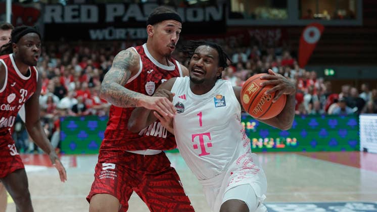 Pictured, from left: Max Jones of Wuerzburg Baskets (2) against John Michael Wright of Telekom Baskets Bonn (1) with the ball, October 2, 2026, Fitness First Würzburg Baskets vs. Telekom Baskets Bonn, easyCredit BBL, Matchday 4, Germany, 97072, tectake Arena Würzburg, Copyright: HMBxMedia xJulienxBecker