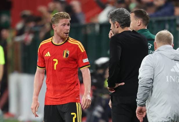Belgium s Kevin De Bruyne and Belgium s head coach Mark van Bommel pictured during pictured during a soccer game between Belgian national team, Nationalteam Red Devils and Turkey, on Friday 2 October 2026 in Liege, the third game of the UEFA Nations League group stage. VIRGINIExLEFOUR  x188570947x