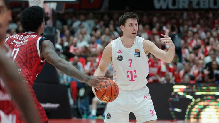 Pictured from left: Eddie Colbert III of the Würzburg Baskets (0) against Grayson Murphy of the Telekom Baskets Bonn (7) with the ball on October 2, 2026, Fitness First Würzburg Baskets vs. Telekom Baskets Bonn, easyCredit BBL, Matchday 4, Germany, 97072, tectake Arena Würzburg, Copyright: HMBxMedia xJulienxBecker