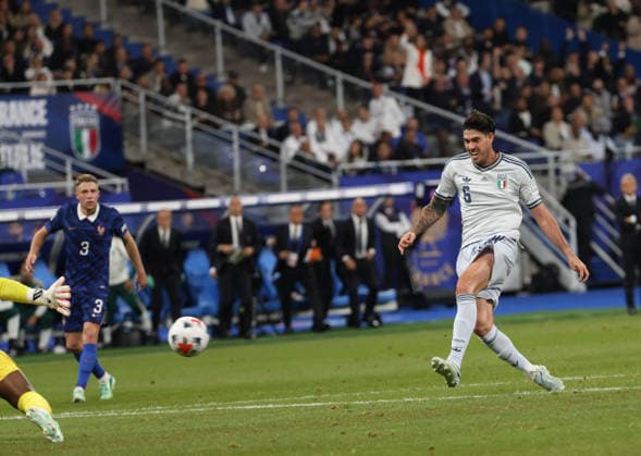 October 2, 2026, Parigi, Parigi, Francia: Goal the Alessandro bastoni of Italy during the 2026 27 UEFA Nations League football match between France and Italy on October 2, 2026, at the Stade de France in Paris. 2026 27 UEFA Nations League Football Match Between France And Italy  - ZUMAs236 20261002_aap_s236_134 Copyright: xFabioxSassox
