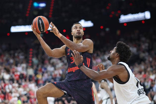 Johannes Thiemann, FC Bayern Basketball, 32, with Kevarrius Hayes, Partizan Belgrade, 13, GER, FC Bayern Basketball vs. Partizan Mozzart Bet Belgrade, Basketball, EuroLeague, Matchday 3, 2026–2027 Season, October 2, 2026, GER, FC Bayern Basketball vs. Partizan Mozzart Bet Belgrade, Basketball, EuroLeague, Matchday 3, 2026–2027 Season, October 2, 2026, Munich Copyright: xEibner-Pressefoto JennixMaulx EP_JML