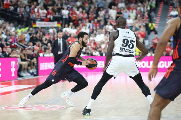 Duane Washington Jr., FC Bayern Basketball, 04, with the ball alongside Bandja Sy, Partizan Belgrade, 95, GER, FC Bayern Basketball vs. Partizan Mozzart Bet Belgrade, Basketball, EuroLeague, Matchday 3, 2026–2027 Season, October 2, 2026, GER, FC Bayern Basketball vs. Partizan Mozzart Bet Belgrade, Basketball, EuroLeague, Matchday 3, 2026–2027 Season, October 2, 2026, Munich Copyright: xEibner-Pressefoto JennixMaulx EP_JML