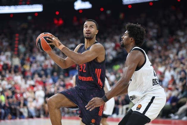 Johannes Thiemann, FC Bayern Basketball, 32, with Kevarrius Hayes, Partizan Belgrade, 13, GER, FC Bayern Basketball vs. Partizan Mozzart Bet Belgrade, Basketball, EuroLeague, Round 3, 2026–2027 Season, October 2, 2026, GER, FC Bayern Basketball vs. Partizan Mozzart Bet Belgrade, Basketball, EuroLeague, Matchday 3, 2026–2027 Season, October 2, 2026, Munich Copyright: xEibner-Pressefoto JennixMaulx EP_JML