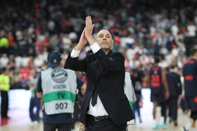 Joan Panarroya, head coach of Partizan Belgrade, thanks the fans after the victory; celebration, excitement, GER, FC Bayern Basketball vs. Partizan Mozzart Bet Belgrade, basketball, EuroLeague, Matchday 3, 2026–2027 season, October 2, 2026, GER, FC Bayern Basketball vs. Partizan Mozzart Bet Belgrade, basketball, EuroLeague, Matchday 3, 2026–2027 season, October 2, 2026, Munich Copyright: xEibner-Pressefoto JennixMaulx EP_JML
