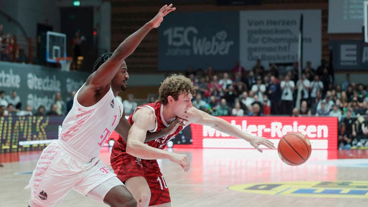 Pictured from left: John Michael Wright of Telekom Baskets Bonn, No. 1, against Calvin Wishart of Wuerzburg Baskets, No. 10, with the ball, October 2, 2026, Fitness First Würzburg Baskets vs. Telekom Baskets Bonn, easyCredit BBL, Matchday 4, Germany, 97072, tectake Arena Würzburg, Copyright: HMBxMedia xJulienxBecker