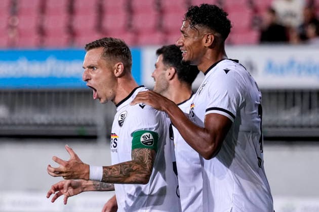 From left: Goal scorer Marco Kehl Gomez (SVS), 33, captain; Mert Tasdelen (SVS), 11, obscured; Yannick Osee (SVS), 13, player from SV Sandhausen (SVS), celebrating the 1-0 goal, Celebration, goal celebration, goal scored, celebrating the goal, goal, celebration, celebrating the goal, joy, happiness, happy, optimistic, positive, game scene, highlight, action, 02 10 2026, Sandhausen, Germany, soccer, Regionalliga Südwest, SV Sandhausen vs. 1. FC Kaiserslautern II xozx