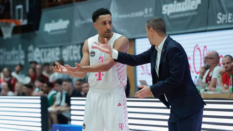 Pictured from left: Joel Aminu of Telekom Baskets Bonn, 21, and Head Coach Marko Stanovic of Telekom Baskets Bonn are talking on October 2, 2026, Fitness First Würzburg Baskets vs. Telekom Baskets Bonn, easyCredit BBL, Matchday 4, Germany, 97072, tectake Arena Würzburg, Copyright: HMBxMedia xJulienxBecker