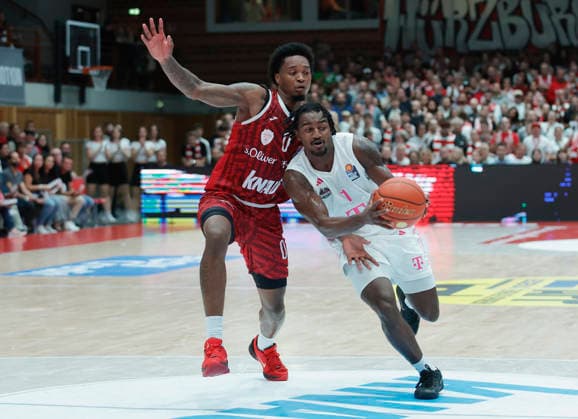 Pictured from left: Eddie Colbert III of the Würzburg Baskets (0) against John Michael Wright of the Telekom Baskets Bonn (1) with the ball on October 2, 2026, Fitness First Würzburg Baskets vs. Telekom Baskets Bonn, easyCredit BBL, Matchday 4, Germany, 97072, tectake Arena Würzburg, Copyright: HMBxMedia xJulienxBecker