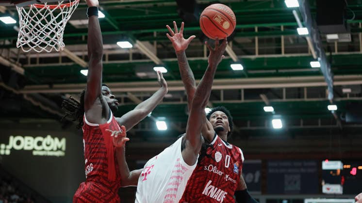 Pictured from left: Charles Thompson (Wuerzburg Baskets, 32), John Michael Wright (Telekom Baskets Bonn, 1) making a layup, and Eddie Colbert III (Wuerzburg Baskets, 0 02 10 2026), Fitness First Würzburg Baskets vs. Telekom Baskets Bonn, easyCredit BBL, Matchday 4, Germany, 97072, tectake Arena Würzburg, Copyright: HMBxMedia xJulienxBecker