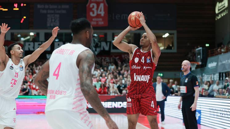 Pictured from left: Joel Aminu (Telekom Baskets Bonn, 21) and Jeff Garrett Jr. (Telekom Baskets Bonn, 4) against Sam Griffin (Würzburg Baskets, 4) on a three-point shot, October 2, 2026, Fitness First Würzburg Baskets vs. Telekom Baskets Bonn, easyCredit BBL, Matchday 4, Germany, 97072, tectake Arena Würzburg, Copyright: HMBxMedia xJulienxBecker