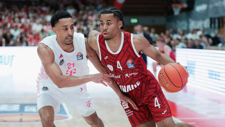 Pictured from left: Joel Aminu of Telekom Baskets Bonn, No. 21, against Sam Griffin of Wuerzburg Baskets, No. 4, with the ball on October 2, 2026, Fitness First Würzburg Baskets vs. Telekom Baskets Bonn, easyCredit BBL, Matchday 4, Germany, 97072, tectake Arena Würzburg, Copyright: HMBxMedia xJulienxBecker