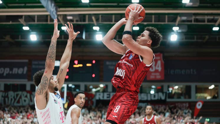 Pictured from left: Alijah Comithier of Telekom Baskets Bonn, 2, against a shot by Brandon Tischler of Wuerzburg Baskets, February 8, 2026, Fitness First Würzburg Baskets vs. Telekom Baskets Bonn, easyCredit BBL, Matchday 4, Germany, 97072, tectake Arena Würzburg, Copyright: HMBxMedia xJulienxBecker