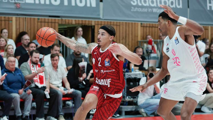 Pictured from left: Max Jones of Wuerzburg Baskets, No. 2 with the ball, against Marcus Foster of Telekom Baskets Bonn, February 10, 2026, Fitness First Würzburg Baskets vs. Telekom Baskets Bonn, easyCredit BBL, Matchday 4, Germany, 97072, tectake Arena Würzburg, Copyright: HMBxMedia xJulienxBecker