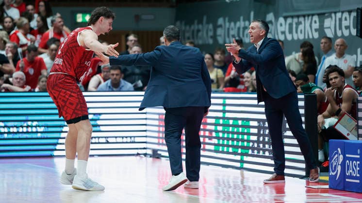 Pictured from left: Leo Saffer of the Würzburg Baskets, 3, Head Coach Sasa Filipovski of the Würzburg Baskets, and Assistant Coach Dejan Mihevic of the Würzburg Baskets are discussing the game on October 2, 2026, Fitness First Würzburg Baskets vs. Telekom Baskets Bonn, easyCredit BBL, Matchday 4, Germany, 97072, tectake Arena Würzburg, Copyright: HMBxMedia xJulienxBecker