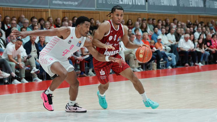 Pictured from left: Marcus Foster of Telekom Baskets Bonn (0) and Sam Griffin of Wuerzburg Baskets (4) with the ball on October 2, 2026, Fitness First Würzburg Baskets vs. Telekom Baskets Bonn, easyCredit BBL, Matchday 4, Germany, 97072, tectake Arena Würzburg, Copyright: HMBxMedia xJulienxBecker