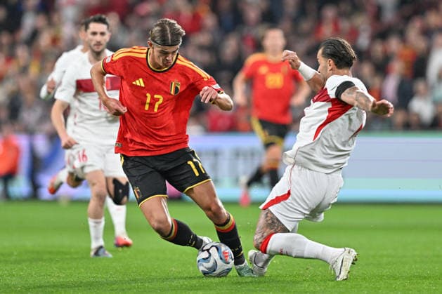 261002 Belgium vs Turkey Charles De Ketelaere (17) of Belgium fighting for the ball with Abdulkerim Bardakci (14) of Turkey during a soccer game between the national teams of Belgium and Turkey on matchday 3 in group A1 in the Nations League , league phase , on Friday 2 October 2026 in Liege , Belgium .(Photo by David Catry Isosport) Liege Belgium  Copyright: xDavidxCatryx 20261002DC2_7622