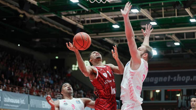 Pictured from left: Marcus Foster (Telekom Baskets Bonn, 0), Sam Griffin (Würzburg Baskets, 4) with the ball, and Melvin Jostmann (Telekom Baskets Bonn, 12) on February 10, 2026, Fitness First Würzburg Baskets vs. Telekom Baskets Bonn, easyCredit BBL, Matchday 4, Germany, 97072, tectake Arena Würzburg, Copyright: HMBxMedia xJulienxBecker