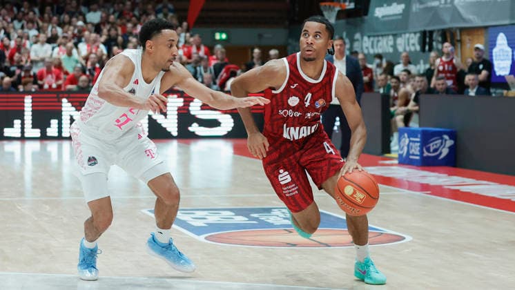 Pictured from left: Joel Aminu of Telekom Baskets Bonn, No. 21, against Sam Griffin of Wuerzburg Baskets, No. 4, with the ball on October 2, 2026, Fitness First Würzburg Baskets vs. Telekom Baskets Bonn, easyCredit BBL, Matchday 4, Germany, 97072, tectake Arena Würzburg, Copyright: HMBxMedia xJulienxBecker