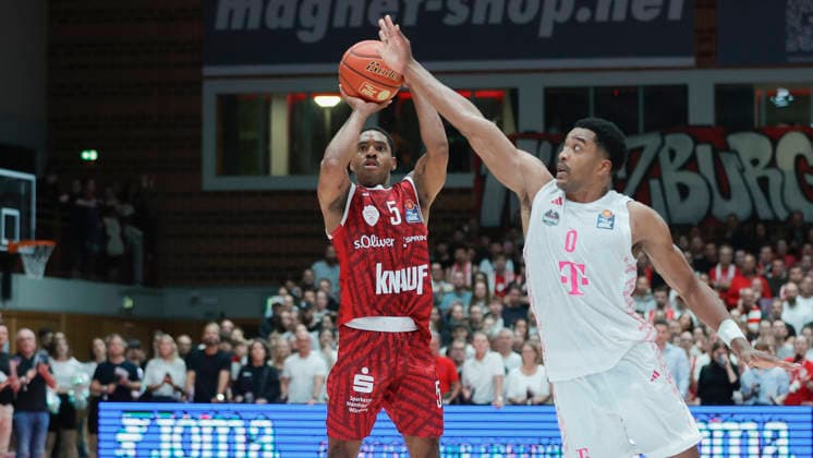 Pictured from left: Kenny Dye of the Würzburg Baskets, 5, making a three-pointer against Marcus Foster of the Telekom Baskets Bonn, 02 10 2026, Fitness First Würzburg Baskets vs. Telekom Baskets Bonn, easyCredit BBL, Matchday 4, Germany, 97072, tectake Arena Würzburg, Copyright: HMBxMedia xJulienxBecker