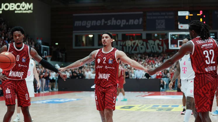Pictured, from left: October 2, 2026, Fitness First Würzburg Baskets vs. Telekom Baskets Bonn, easyCredit BBL, Matchday 4, Germany, 97072, tectake Arena Würzburg, Copyright: HMBxMedia xJulienxBecker