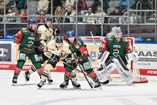 Penny DEL Augsburger Panther vs. Grizzlys Wolfsburg, October 2, 2026, AUGSBURG, GERMANY, October 2, in a matchup between Timo RUCKDÄSCHEL of the Grizzlys Wolfsburg (91) and Kyle MAYHEW of the Augsburger Panther (27), with Tobias ANCICKA of the Augsburger Panther (45) in the background, during the Penny DEL game between the Augsburger Panther and the Grizzlys Wolfsburg on Matchday 5 at Curt Frenzel Stadium Copyright: xBEAUTIFULxSPORTS Goldbergx