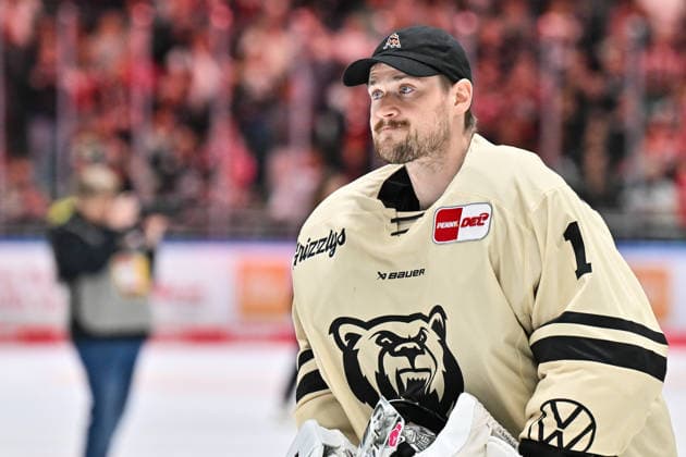 Penny DEL: Augsburger Panther vs. Grizzlys Wolfsburg, October 2, 2026, AUGSBURG, GERMANY OCTOBER 2: Dejected Wolfsburg players thank the fans who traveled with them after the Penny DEL match between the Augsburger Panther and the Grizzlys Wolfsburg on Matchday 5 at Curt Frenzel Stadium. Dustin STRAHLMEIER, Grizzlys Wolfsburg 1 Copyright: xBEAUTIFULxSPORTS Goldbergx