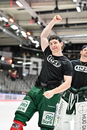 Penny DEL: Augsburger Panther vs. Grizzlys Wolfsburg, October 2, 2026, AUGSBURG, GERMANY OCTOBER 2: Joyful Augsburg players celebrate the home victory over Wolfsburg together with the fans after the Penny DEL match between the Augsburger Panther and the Grizzlys Wolfsburg on Matchday 5 at Curt Frenzel Stadium. Kyle MAYHEW Augsburger Panther 27 Copyright: xBEAUTIFULxSPORTS Goldbergx