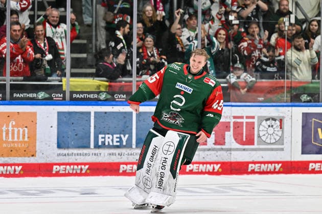 Penny DEL: Augsburger Panther vs. Grizzlys Wolfsburg, October 2, 2026, AUGSBURG, GERMANY OCTOBER 2: Joyful Augsburg players celebrate the home victory over Wolfsburg together with the fans after the Penny DEL match between the Augsburger Panther and the Grizzlys Wolfsburg on Matchday 5 at Curt Frenzel Stadium. Tobias ANCICKA Augsburger Panther 45 Copyright: xBEAUTIFULxSPORTS Goldbergx