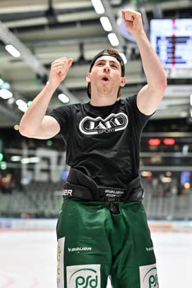 Penny DEL: Augsburger Panther vs. Grizzlys Wolfsburg, October 2, 2026, AUGSBURG, GERMANY OCTOBER 2: Joyful Augsburg players celebrate the home victory over Wolfsburg together with the fans after the Penny DEL match between the Augsburger Panther and the Grizzlys Wolfsburg on Matchday 5 at Curt Frenzel Stadium. Kyle MAYHEW Augsburger Panther 27 Copyright: xBEAUTIFULxSPORTS Goldbergx