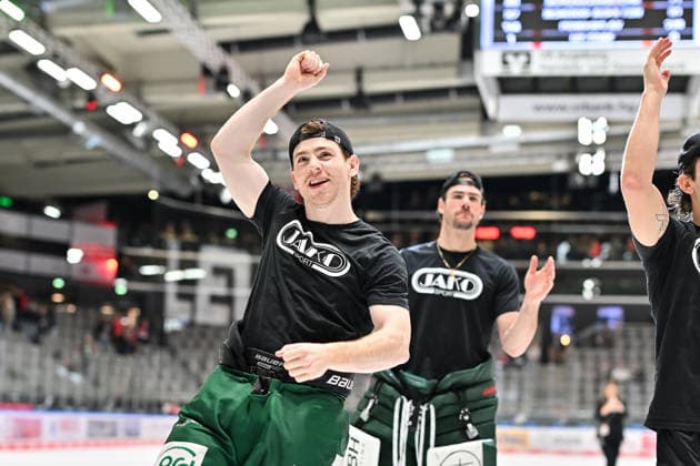 Penny DEL: Augsburger Panther vs. Grizzlys Wolfsburg, October 2, 2026, AUGSBURG, GERMANY OCTOBER 2: Joyful Augsburg players celebrate the home victory over Wolfsburg together with the fans after the Penny DEL match between the Augsburger Panther and the Grizzlys Wolfsburg on Matchday 5 at Curt Frenzel Stadium. Kyle MAYHEW Augsburger Panther 27 Copyright: xBEAUTIFULxSPORTS Goldbergx