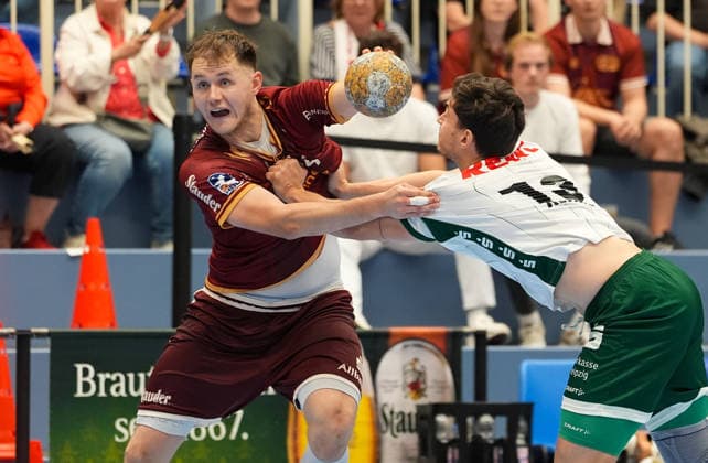 Maximilian Hejny (TuSEM Essen, 64) in a one-on-one battle with Matej Klima (SC DHfK Leipzig, 13) GER, TuSEM Essen vs. SC DHfK Leipzig, 2nd Handball Bundesliga, Matchday 6, 2026–27 season, Sporthalle am Hallo, Essen, October 2, 2026 TuSEM Essen vs. SC DHfK Leipzig, 2nd Handball Bundesliga, Matchday 6, 2026–27 season, October 2, 2026 Essen Copyright: xEibner-Pressefoto ScottxColemanx EP_SCN