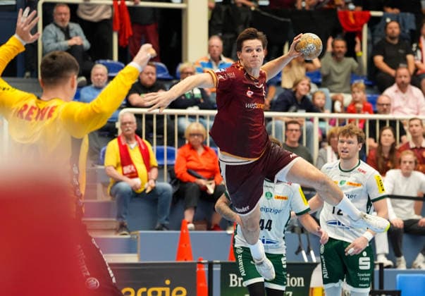 Felix Eissing (TuSEM Essen, 21) shoots the ball at Anadin Suljakovic (SC DHfK Leipzig, 12), GER, TuSEM Essen vs. SC DHfK Leipzig, 2nd Handball Bundesliga, Matchday 6, 2026–27 season, Sporthalle am Hallo, Essen, October 2, 2026 TuSEM Essen vs. SC DHfK Leipzig, 2nd Handball Bundesliga, Matchday 6, 2026–27 season, October 2, 2026 Essen Copyright: xEibner-Pressefoto ScottxColemanx EP_SCN