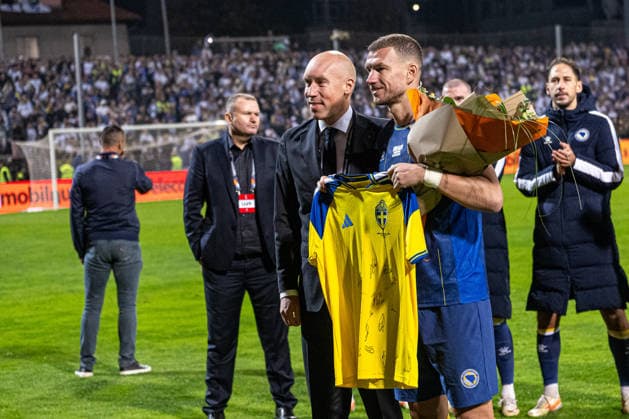 October 2, 2026: Simon Aström, President of the Swedish Football Federation, and Edin Džeko of Bosnia and Herzegovina after the Nations League soccer match between Bosnia and Herzegovina and Sweden on October 2, 2026 in Zenica. Photo by Ludvig Thunman. BILDBYRAN code LT LT0823 soccer football fotball Nations League UEFA Nations League Bosnia and Herzegovina Sweden Sweden A BBENG  Copyright: LUDVIGxTHUNMAN BB261002LT214