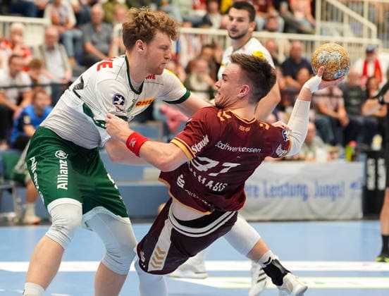Tim Hertzfeld (SC DHfK Leipzig, 72) in a one-on-one duel with Max Neuhaus (TuSEM Essen, 37), Germany; TuSEM Essen vs. SC DHfK Leipzig, 2nd Handball Bundesliga, Matchday 6, 2026–27 season, Sporthalle am Hallo, Essen, October 2, 2026 TuSEM Essen vs. SC DHfK Leipzig, 2nd Handball Bundesliga, Matchday 6, 2026–27 season, October 2, 2026 Essen Copyright: xEibner-Pressefoto ScottxColemanx EP_SCN