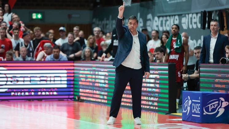 Pictured: Head Coach Sasa Filipovski giving instructions to the Würzburg Baskets on October 2, 2026, Fitness First Würzburg Baskets vs. Telekom Baskets Bonn, easyCredit BBL, Matchday 4, Germany, 97072, tectake Arena Würzburg, Copyright: HMBxMedia xJulienxBecker