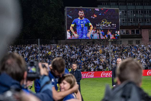 261002 Tribute to Edin Džeko of Bosnia and Herzegovina during the Nations League soccer match between Bosnia and Herzegovina and Sweden on October 2, 2026 in Zenica Photo by Ludvig Thunman BILDBYRAN code LT LT0823 soccer football fotball Nations League UEFA Nations League Bosnia and Herzegovina Sweden Sweden A BBENG  Copyright: LUDVIGxTHUNMAN BB261002LT225