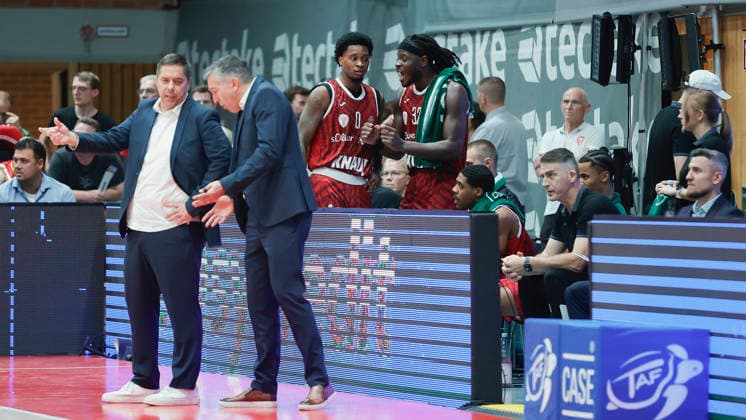 Pictured from left: Head Coach Sasa Filipovski of the Würzburg Baskets, Assistant Coach Dejan Mihevic of the Würzburg Baskets, Eddie Colbert III of the Würzburg Baskets (No. 0), and Charles Thompson of the Würzburg Baskets (No. 32) are discussing the game on October 2, 2026, Fitness First Würzburg Baskets vs. Telekom Baskets Bonn, easyCredit BBL, Matchday 4, Germany, 97072, tectake Arena Würzburg, Copyright: HMBxMedia xJulienxBecker