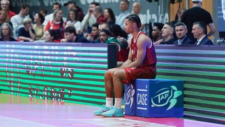 Pictured: Sam Griffin of the Würzburg Baskets, No. 4, waiting to enter the game, October 2, 2026, Fitness First Würzburg Baskets vs. Telekom Baskets Bonn, easyCredit BBL, Matchday 4, Germany, 97072, tectake Arena Würzburg, Copyright: HMBxMedia xJulienxBecker