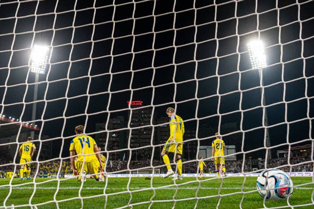261002 Jesper Karlström, Hampus Skoglund, and Eric Smith of Sweden look dejected after the 1–1 draw during the Nations League soccer match between Bosnia and Herzegovina and Sweden on October 2, 2026 in Zenica. Photo by Ludvig Thunman. BILDBYRAN code LT LT0823 soccer football fotball Nations League UEFA Nations League Bosnia and Herzegovina Sweden Sweden A BBENG depp  Copyright: LUDVIGxTHUNMAN BB261002LT231