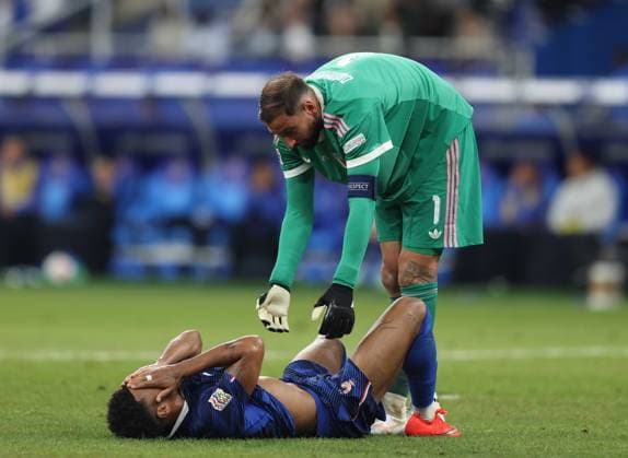 UEFA Nations League - France v Italy PARIS, FRANCE, OCTOBER 02: Desire Doue of France national team, Nationalteam goes down in the penalty area but penalty claim is waved away by the Referee as Gianluigi Donnarumma of Italy National Team help him to his feet during The UEFA Nations League Group Stage match in Group A1 between France v Italy at Stade de France Stadium, Paris France, on October 02. (Photo by Daniel Weir) Paris Stade de France FRANCE Copyright: xDanielxWeir SportsxPressxPhotox Sportspressphoto_SPR244062
