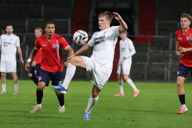 October 2, 2026, Soccer, Men s, Bavarian Regional League, 2026–2027 Season, Matchday 12: SpVgg Unterhaching vs. FC Schweinfurt 05. From left: Alexander Beusch (SpVgg Unterhaching, No. 11) against Gil Ebner (FC Schweinfurt 05, No. 08). Unterhaching, Uhlsport Park, Unterhaching, Bavaria, Germany