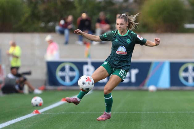 Michelle Weiss of SV Werder Bremen warming up during the Women s Bundesliga match between Bayer 04 Leverkusen and SV Werder Bremen, Ulrich Haberland Stadium on October 2, 2026, in Leverkusen, Germany. Photo by Oliver Kaelke, DeFodi Images. Michelle Weiss of SV Werder Bremen warms up during the Bundesliga match between Bayer 04 Leverkusen and SV Werder Bremen at Ulrich Haberland Stadium on October 2, 2026 in Leverkusen, Germany. Photo by Oliver Kaelke, DeFodi Images. DFB and DFL regulations prohibit any use of photographs as image sequences and or quasi-video. Photo by Oliver Kaelke, DeFodi Images.