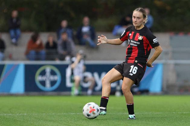 Sofie Zdebel of Bayer 04 Leverkusen in action, on the ball, making a solo run during the Women s Bundesliga match between Bayer 04 Leverkusen and SV Werder Bremen, Ulrich Haberland Stadium on October 2, 2026, in Leverkusen, Germany. Photo by Oliver Kaelke, DeFodi Images. Sofie Zdebel of Bayer 04 Leverkusen controls the ball during the Bundesliga match between Bayer 04 Leverkusen and SV Werder Bremen at Ulrich Haberland Stadium on October 2, 2026 in Leverkusen, Germany. Photo by Oliver Kaelke, DeFodi Images. DFB and DFL regulations prohibit any use of photographs as image sequences and or quasi-video. Photo by Oliver Kaelke, DeFodi Images.