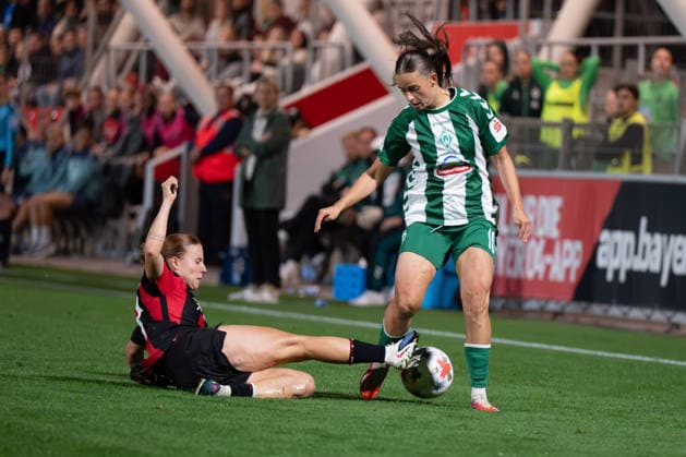 Estrella Merino Gonzalez (10), Bayer 04 Leverkusen Women, tackles Tuana Mahmoud (10), Werder Bremen Women, to win the ball; Bayer 04 Leverkusen Women vs. SV Werder Bremen Women, Soccer, Google Pixel Women s Bundesliga, Matchday 6, 2026–2027, February 10, 2026. DFB regulations prohibit any use of photographs as image sequences and or quasi-video. Leverkusen, North Rhine-Westphalia, Germany Copyright: xkolbert-press MarkusxVerwimpx