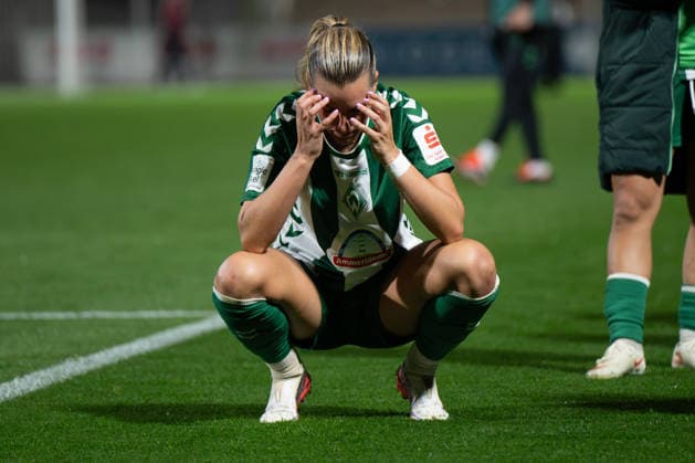 Medina Desic 9 of Werder Bremen Women buries her face in disappointment in front of the fan section after the game ends, Bayer 04 Leverkusen Women vs. SV Werder Bremen Women, Soccer, Google Pixel Women s Bundesliga, Matchday 6, 2026–2027, October 2, 2026 DFB regulations prohibit any use of photographs as image sequences and or quasi-video Leverkusen, North Rhine-Westphalia, Germany Copyright: xkolbert-press MarkusxVerwimpx