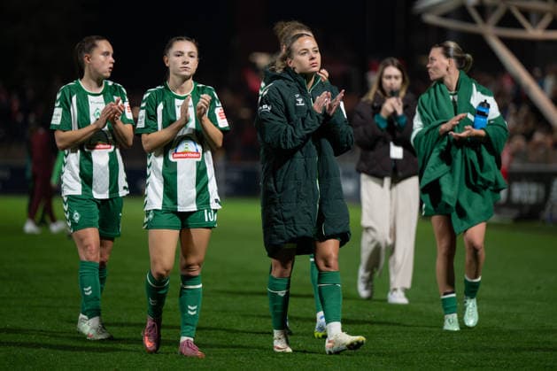 Disappointed Bremen team in front of the fan section after the game, Bayer 04 Leverkusen Women vs. SV Werder Bremen Women, Soccer, Google Pixel Women s Bundesliga, Matchday 6, 2026–2027, October 2, 2026 DFB regulations prohibit any use of photographs as image sequences and or quasi-video Leverkusen, North Rhine-Westphalia, Germany Copyright: xkolbert-press MarkusxVerwimpx
