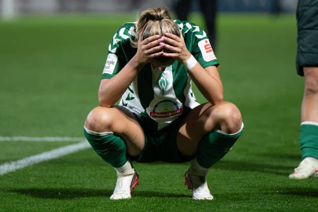 Medina Desic 9 of Werder Bremen Women buries her face in disappointment in front of the fan section after the game ends, Bayer 04 Leverkusen Women vs. SV Werder Bremen Women, Soccer, Google Pixel Women s Bundesliga, Matchday 6, 2026–2027, October 2, 2026 DFB regulations prohibit any use of photographs as image sequences and or quasi-video Leverkusen, North Rhine-Westphalia, Germany Copyright: xkolbert-press MarkusxVerwimpx